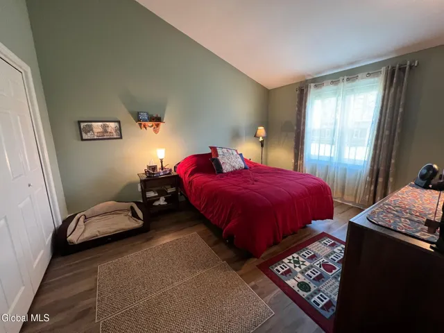 $2,400 | 111 Stone Ridge Court, Unit RIGHT SIDE, Guilderland, NY 12009