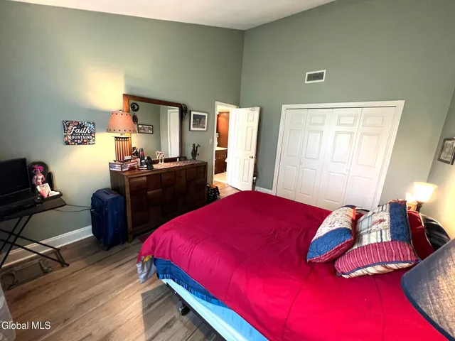 $2,400 | 111 Stone Ridge Court, Unit RIGHT SIDE, Guilderland, NY 12009