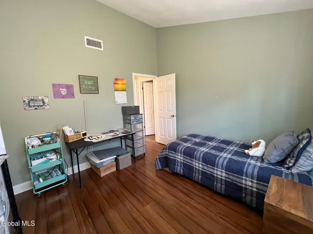 $2,400 | 111 Stone Ridge Court, Unit RIGHT SIDE, Guilderland, NY 12009