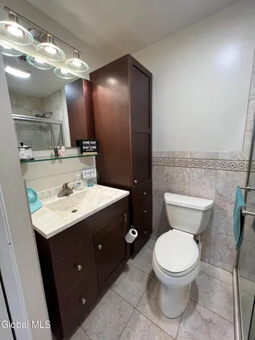 $2,400 | 111 Stone Ridge Court, Unit RIGHT SIDE, Guilderland, NY 12009