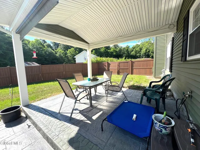 $2,400 | 111 Stone Ridge Court, Unit RIGHT SIDE, Guilderland, NY 12009