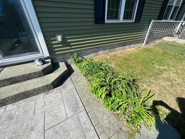 $2,400 | 111 Stone Ridge Court, Unit RIGHT SIDE, Guilderland, NY 12009