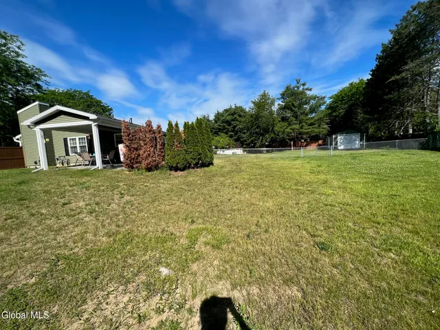 $2,400 | 111 Stone Ridge Court, Unit RIGHT SIDE, Guilderland, NY 12009