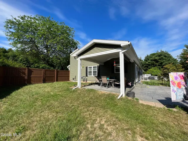 $2,400 | 111 Stone Ridge Court, Unit RIGHT SIDE, Guilderland, NY 12009