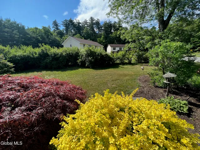 $2,400 | 111 Stone Ridge Court, Unit RIGHT SIDE, Guilderland, NY 12009