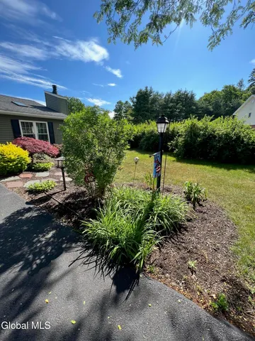 $2,400 | 111 Stone Ridge Court, Unit RIGHT SIDE, Guilderland, NY 12009