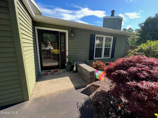 $2,400 | 111 Stone Ridge Court, Unit RIGHT SIDE, Guilderland, NY 12009