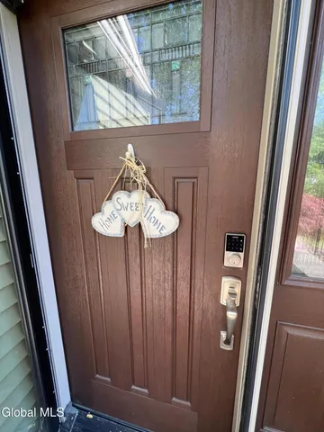 $2,400 | 111 Stone Ridge Court, Unit RIGHT SIDE, Guilderland, NY 12009