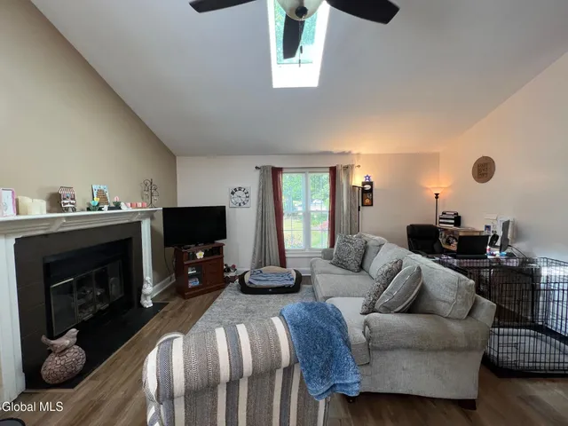 $2,400 | 111 Stone Ridge Court, Unit RIGHT SIDE, Guilderland, NY 12009