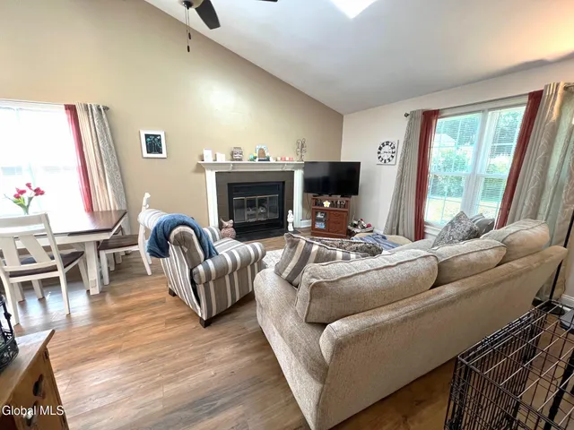 $2,400 | 111 Stone Ridge Court, Unit RIGHT SIDE, Guilderland, NY 12009