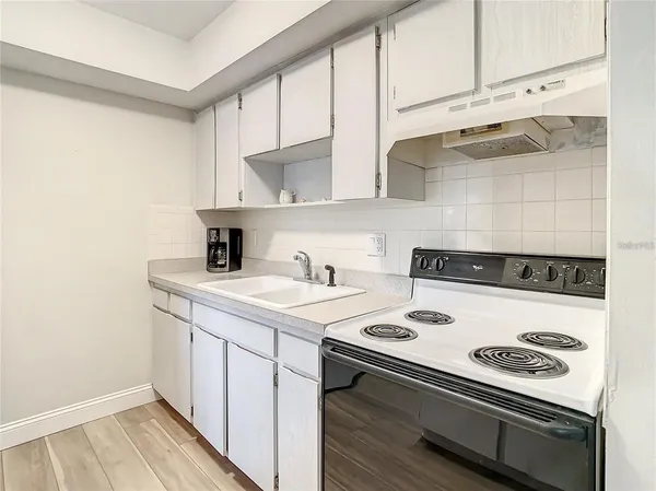 $2,000 | 841 Patricia Avenue, Unit 103, Dunedin, FL 34698