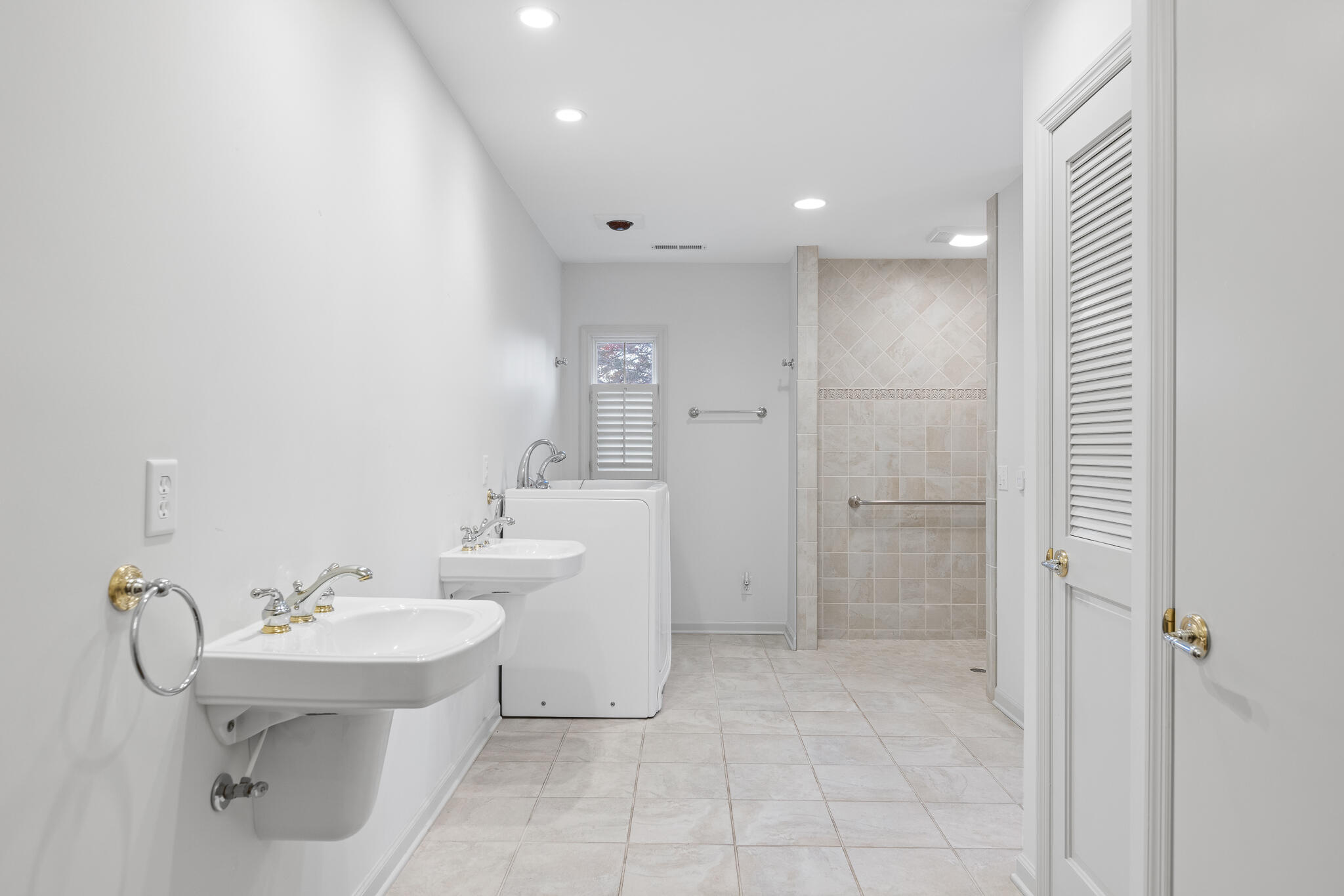136 Signal Point Road Signal Mountain, TN 37377 - Photo 20 of 64 Primary Bathroom
