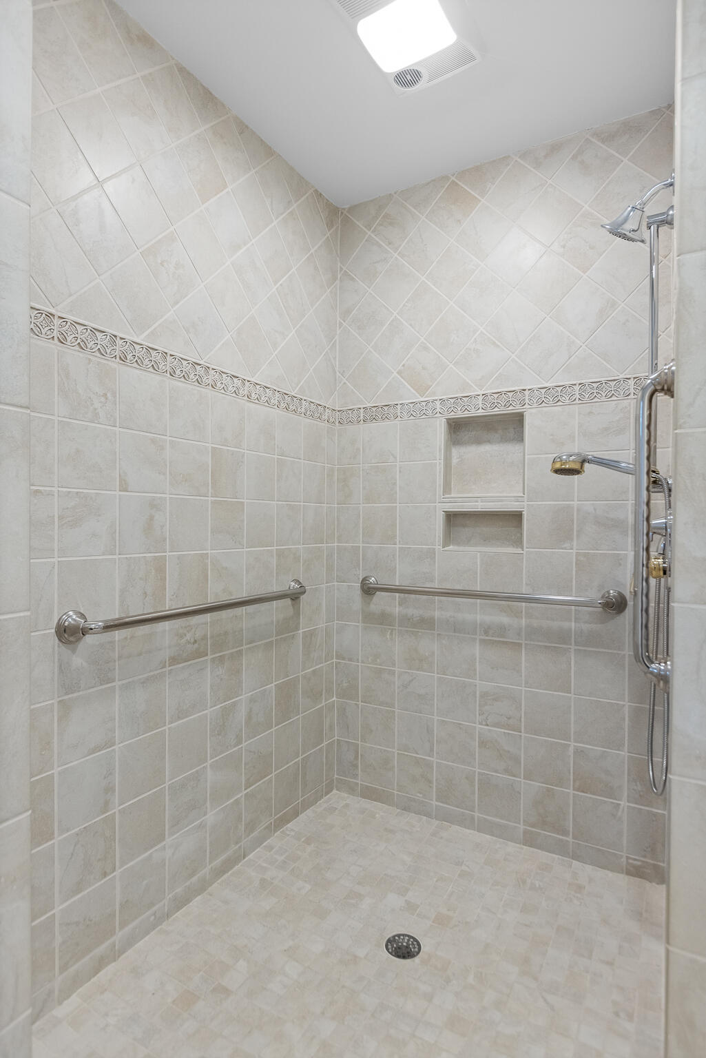136 Signal Point Road Signal Mountain, TN 37377 - Photo 21 of 64 Primary Bathroom