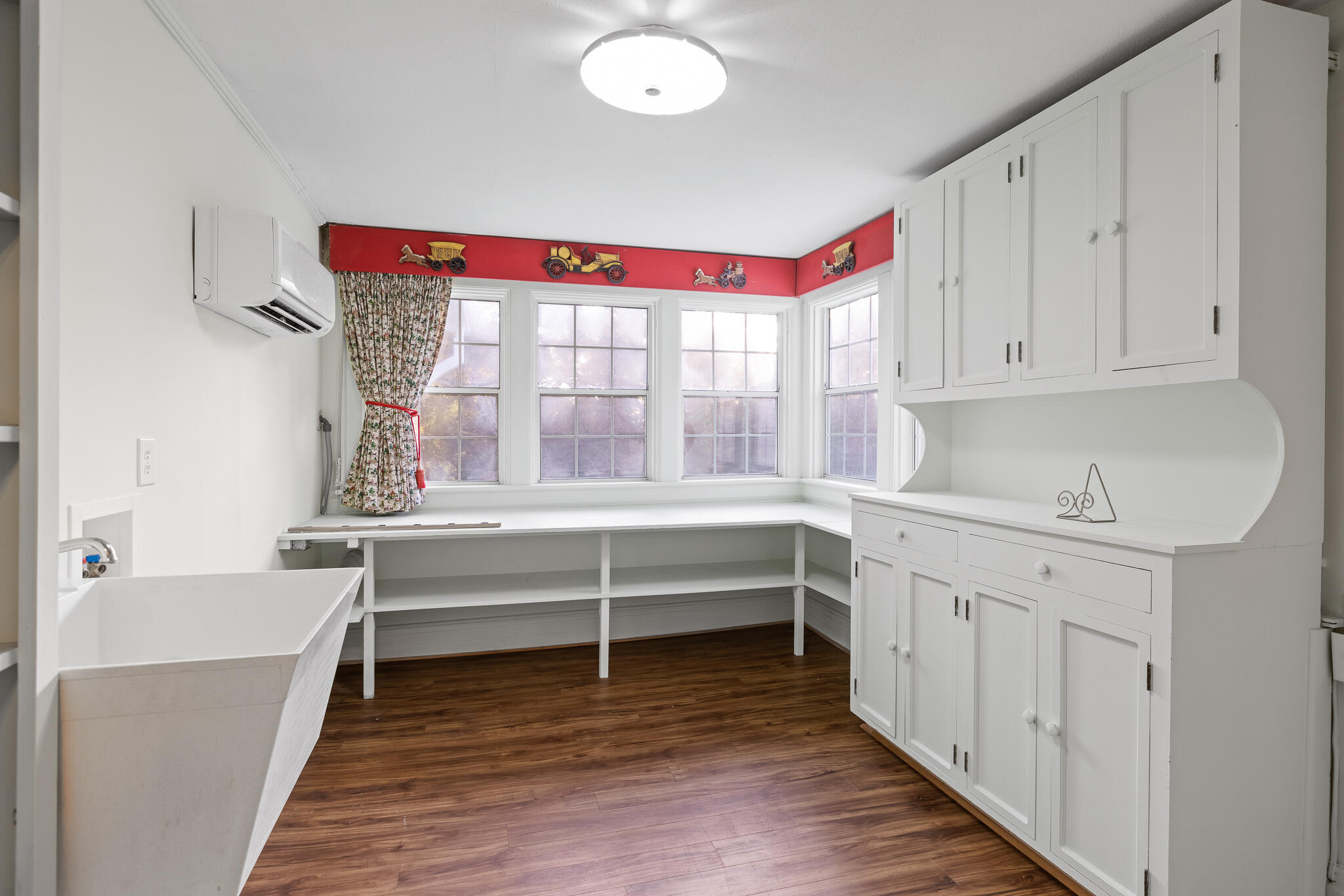 136 Signal Point Road Signal Mountain, TN 37377 - Photo 26 of 64 Laundry Room