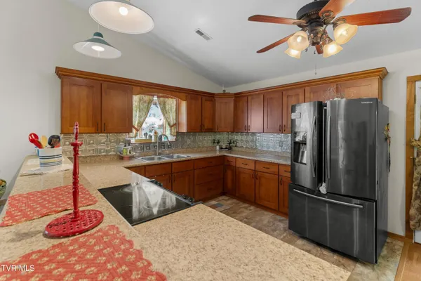 $659,900 | 236 Beech Street, Sneedville, TN 37869