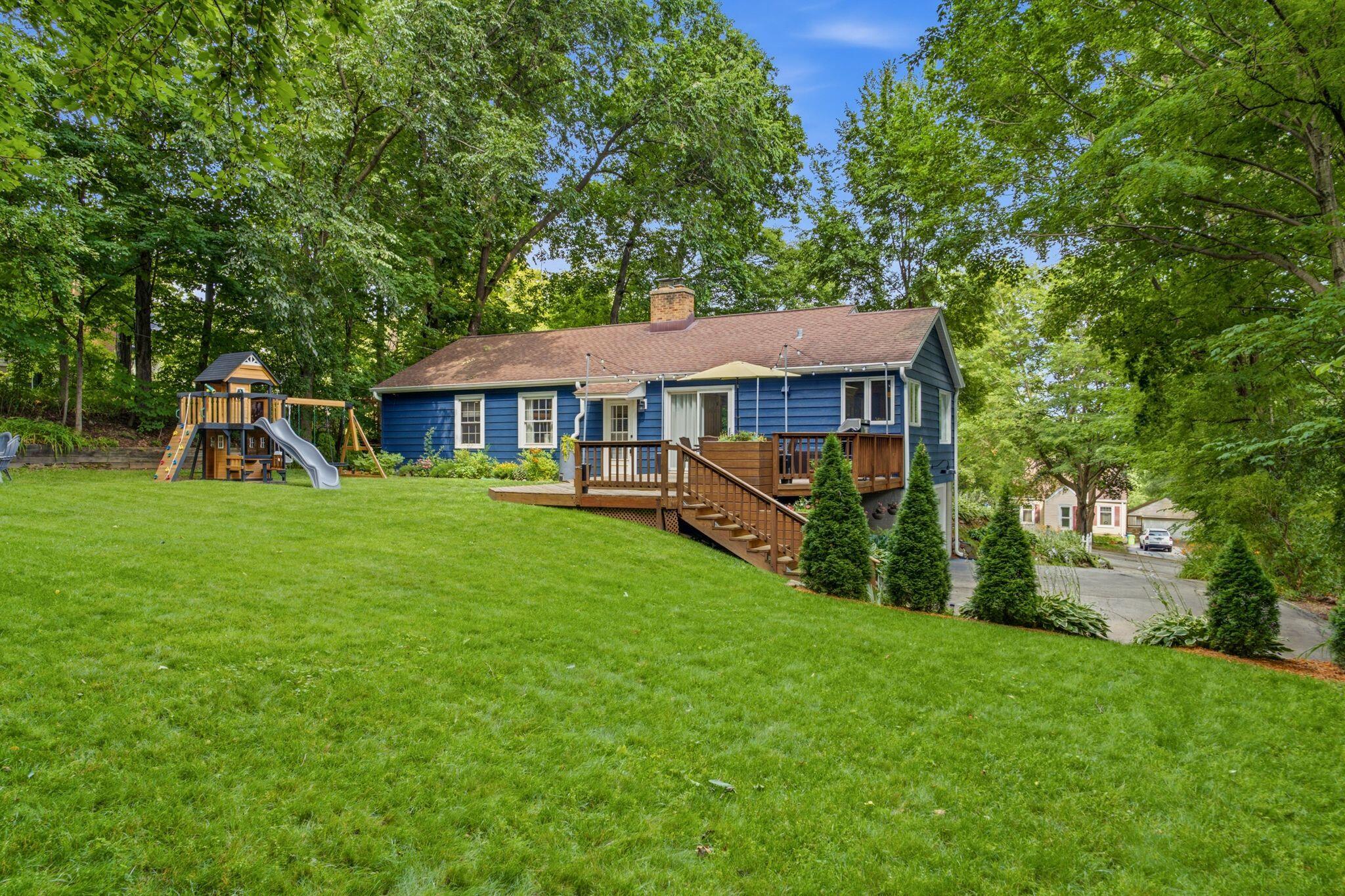975 Apple Tree Lane Brookfield, WI 53005 - Photo 34 of 40 975 Apple Tree - Photos-46