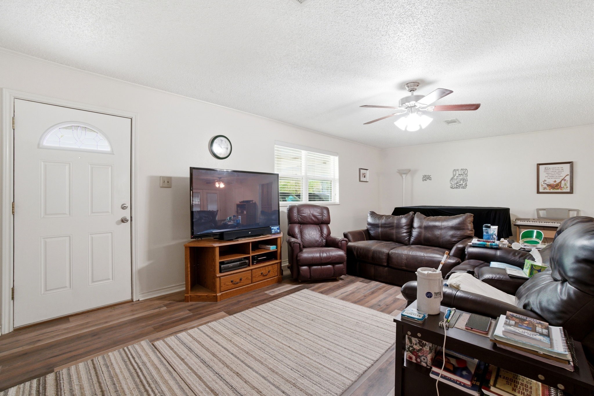 209 Red Oak Street Livingston, TX 77351 - Photo 3 of 34 Living Room