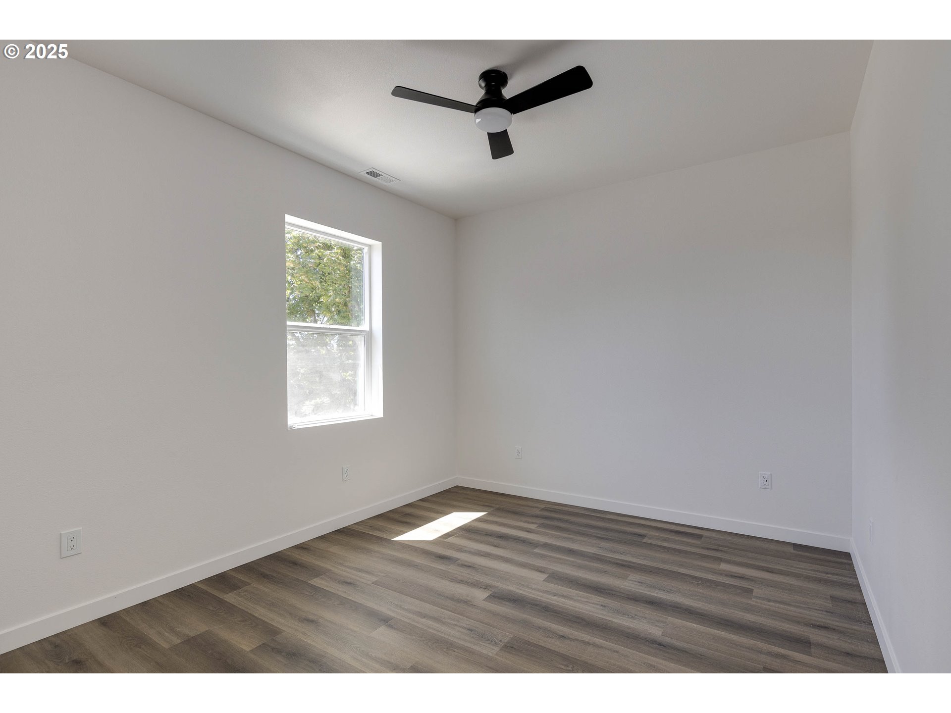 4801 Southeast Ina Avenue Milwaukie, OR 97267 - Photo 9 of 25 a view of empty room with wooden floor and ceiling fan