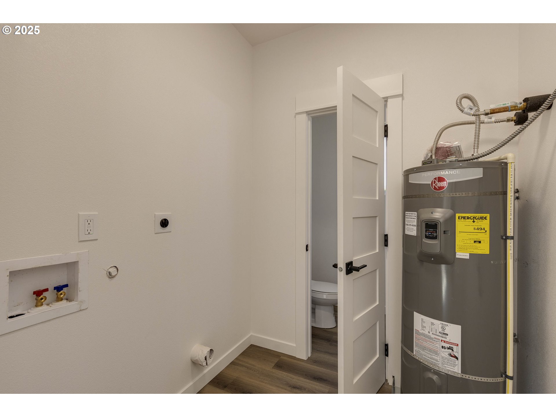4801 Southeast Ina Avenue Milwaukie, OR 97267 - Photo 22 of 25 a bathroom with a window