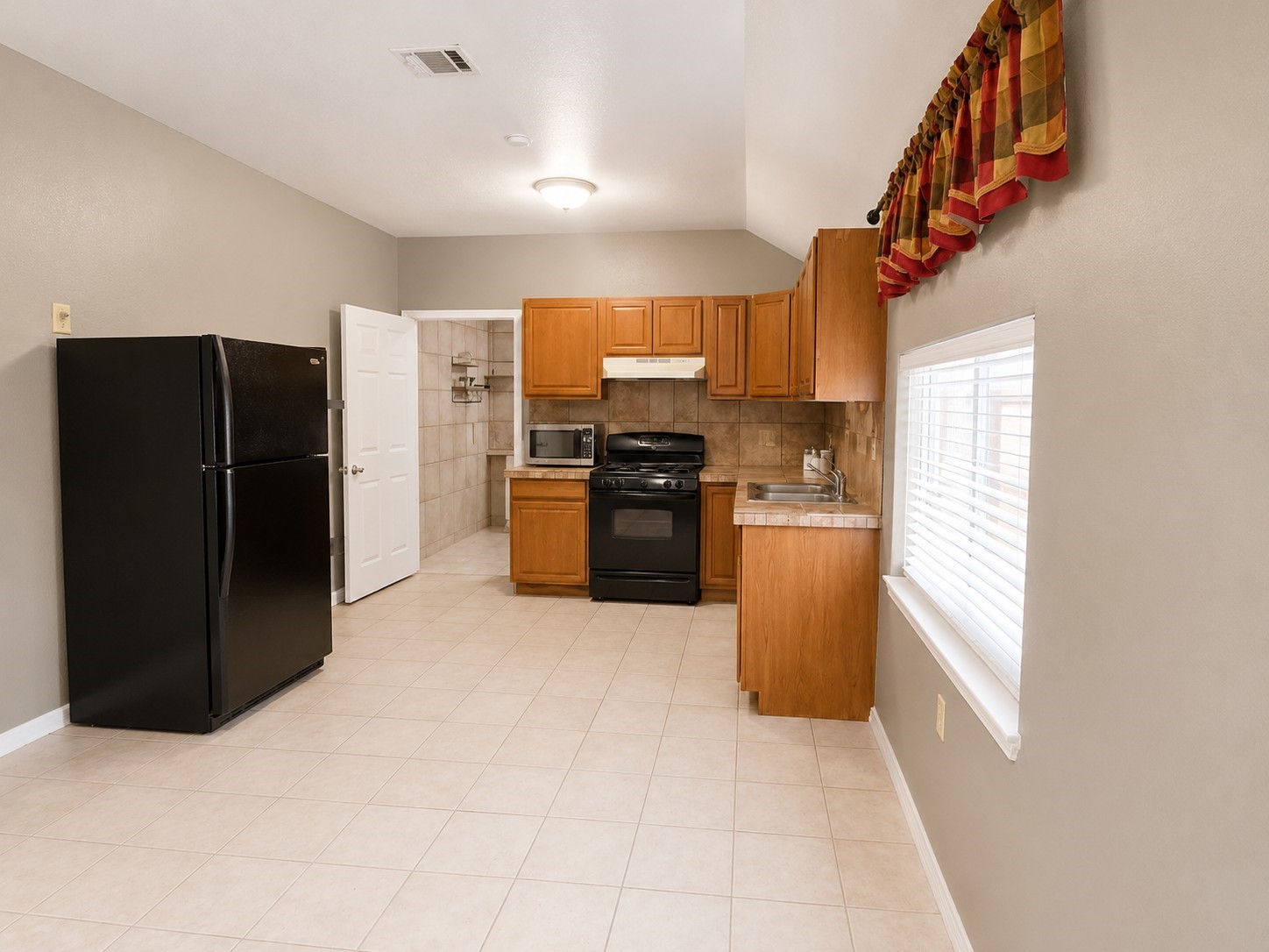 5527 Lauder Road Houston, TX 77039 - Photo 8 of 11 Kitchen includes refrigerator