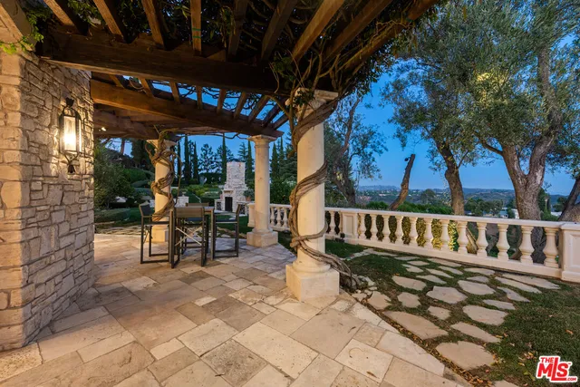 a view of entryway and hall