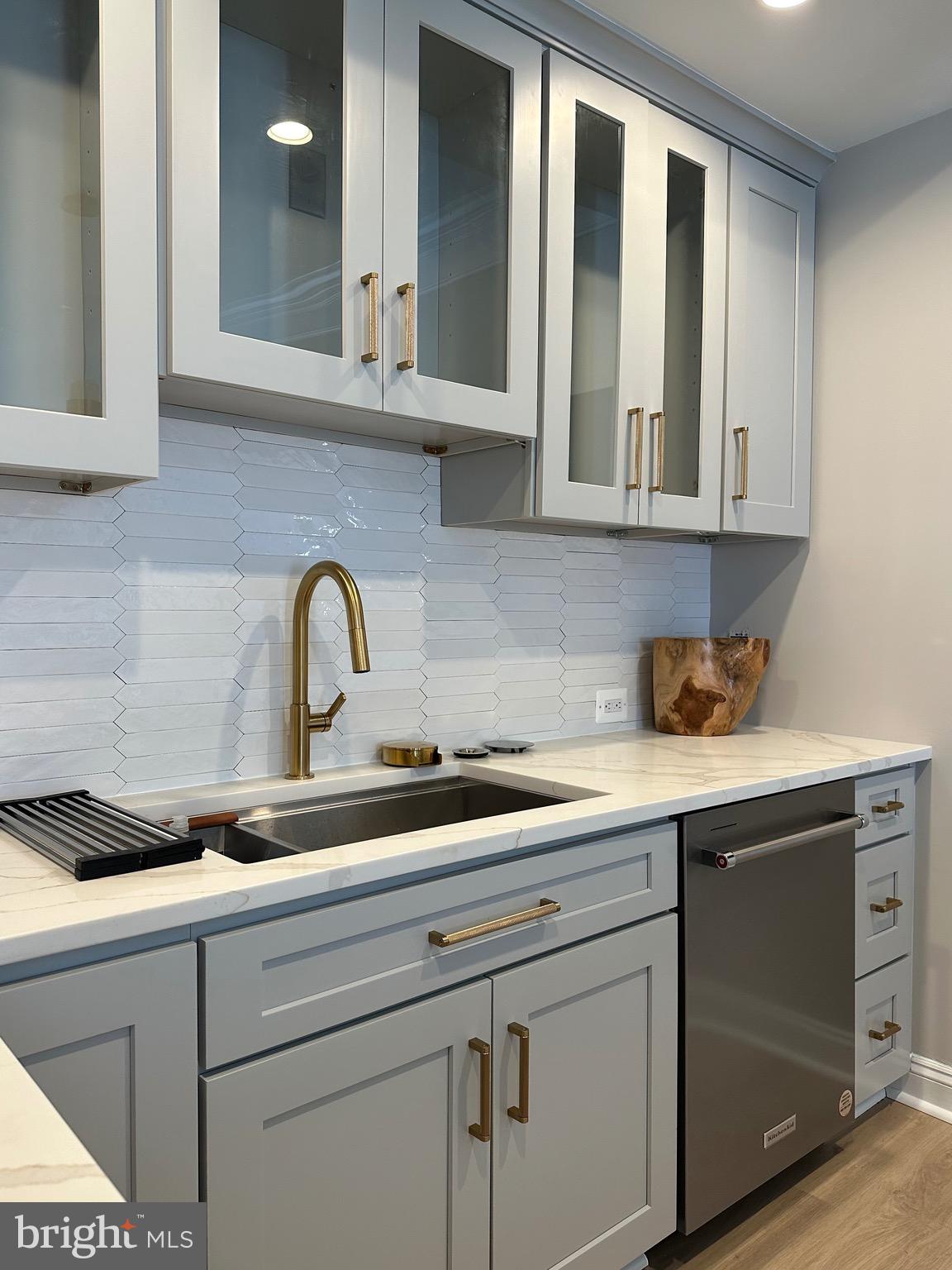 43295 Fieldsview Court Leesburg, VA 20176 - Photo 13 of 30 a kitchen with a sink and cabinets