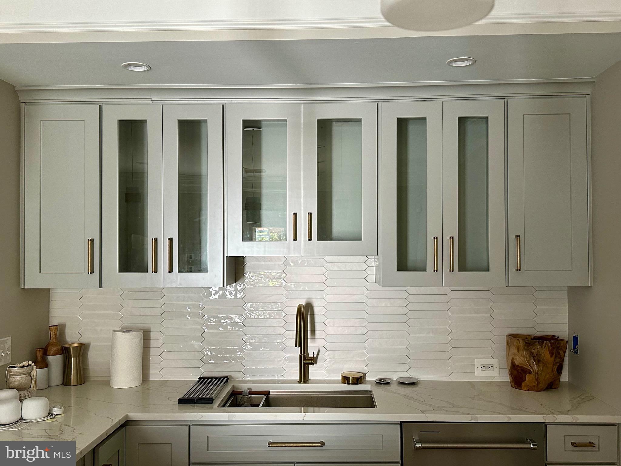 43295 Fieldsview Court Leesburg, VA 20176 - Photo 14 of 30 a kitchen with a sink and cabinets