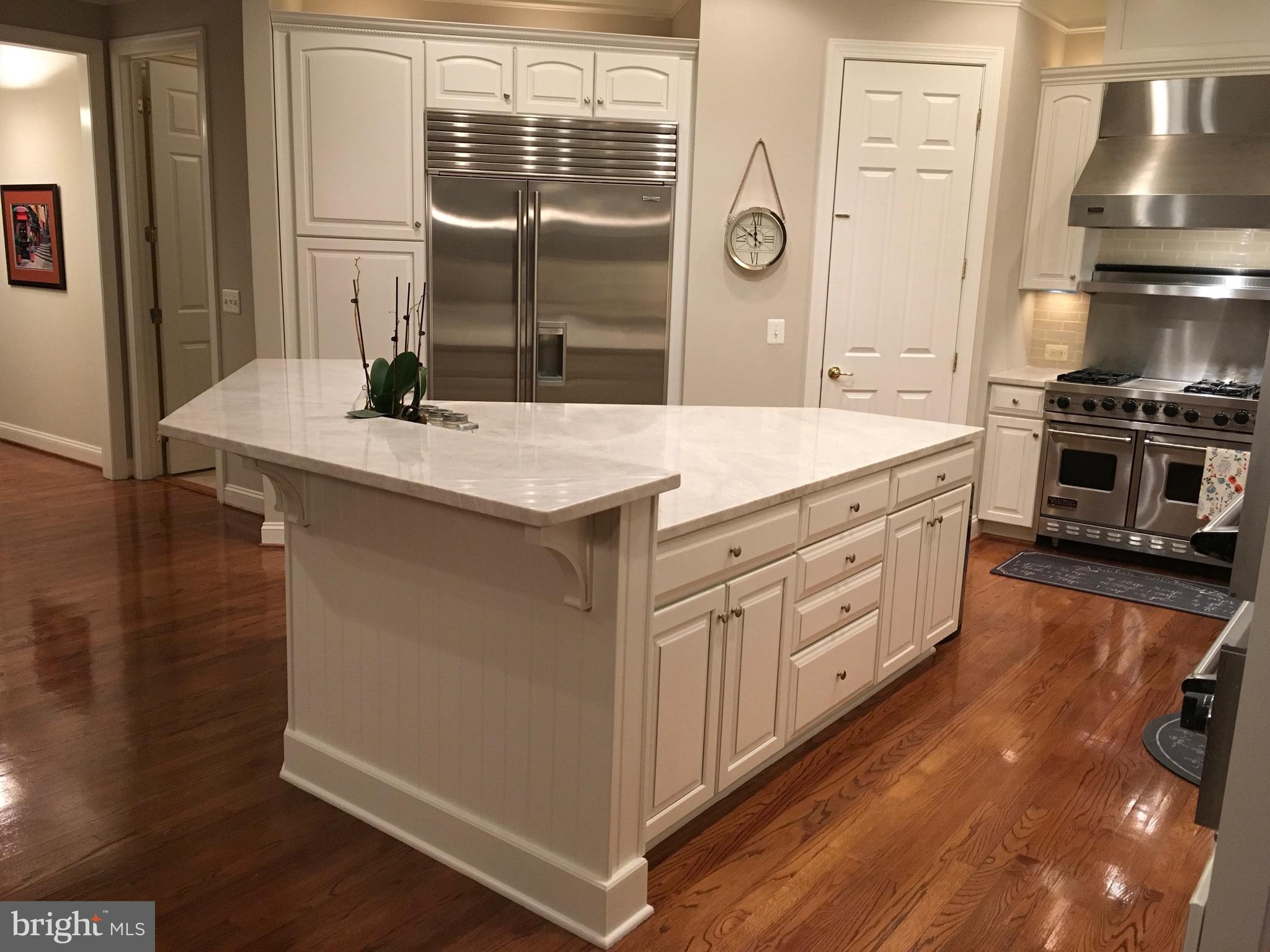 43295 Fieldsview Court Leesburg, VA 20176 - Photo 5 of 30 a kitchen with stainless steel appliances kitchen island granite countertop a sink stove and cabinets