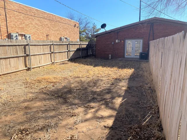 a view of a backyard