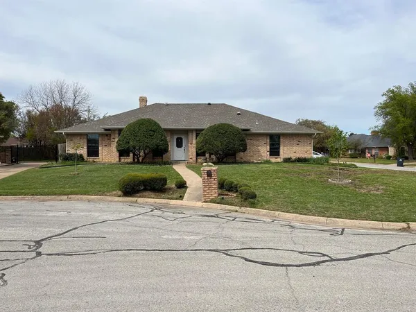 $2,950 | 2226 Fall River Drive, Arlington, TX 76006
