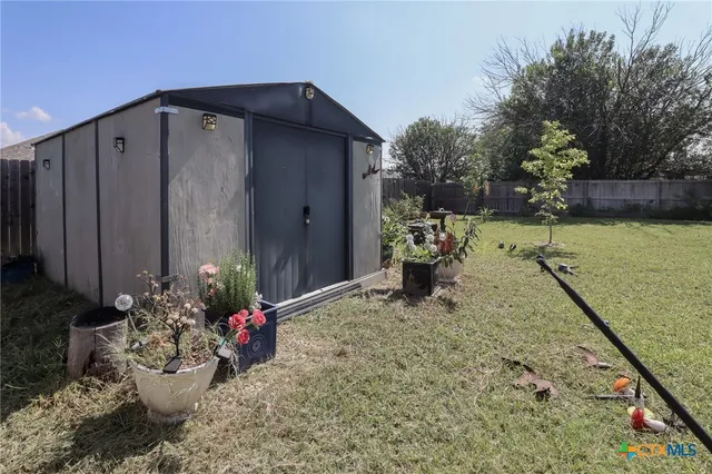 a view of a backyard