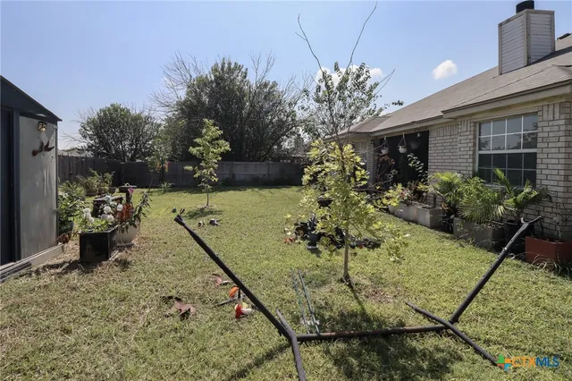 a view of a house with yard and porch