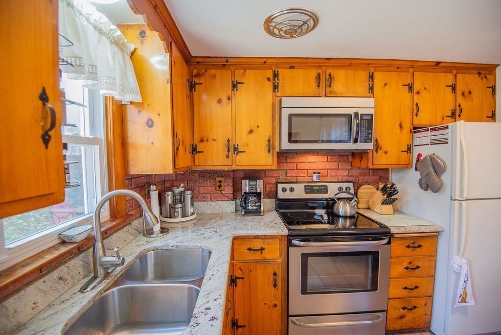 22 Elsie Road Lynn, MA 01904 - Photo 8 of 30 Gallery Image 8