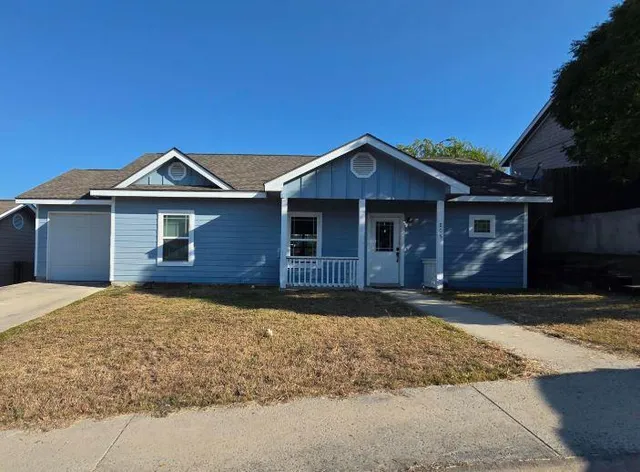 $1,750 | 205 Ivy Lane, Kerrville, TX 78028