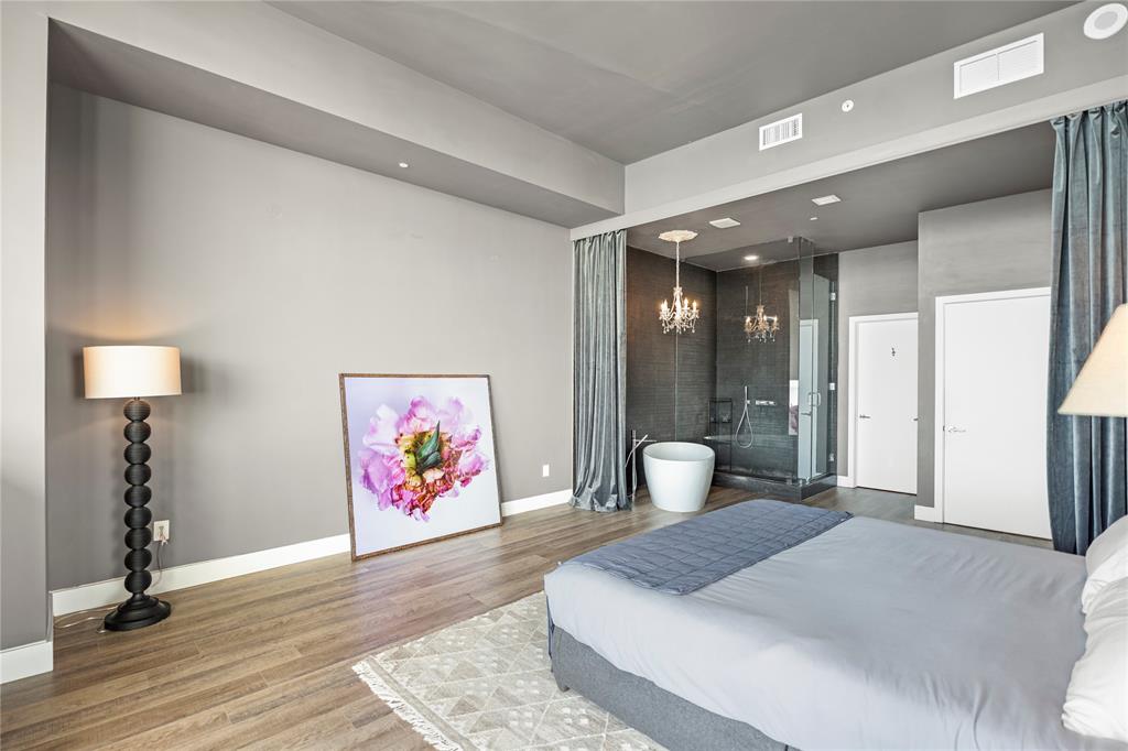 480 Northeast 31st Street, Unit 5104A Miami, FL 33137 - Photo 16 of 26 a bedroom with a large bed and a painting on the wall