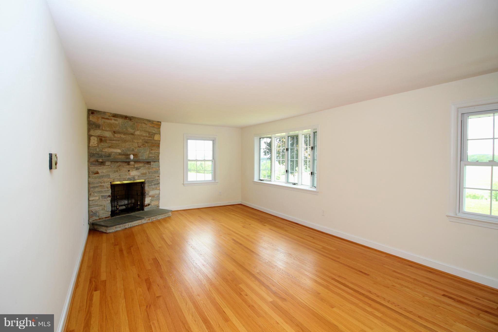 27000 Clarksburg Road Damascus, MD 20872 - Photo 12 of 30 Living Room