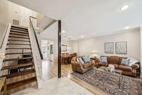 $299,000 | 1223 Fountain View Drive, Unit 124, Houston, TX 77057