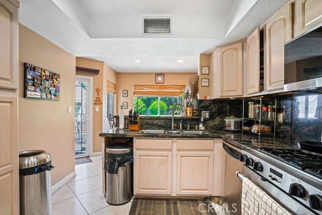 a bed room with two bed and a walk in closet