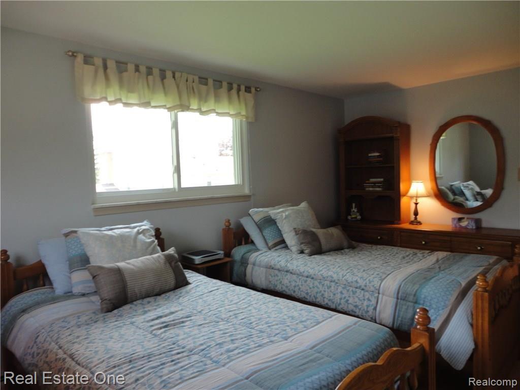 32305 Baintree Road Farmington Hills, MI 48334 - Photo 24 of 53