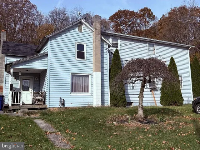 a view of a house with backyard and garden