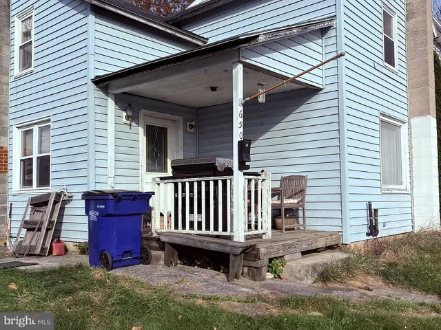 a view of a back yard of the house