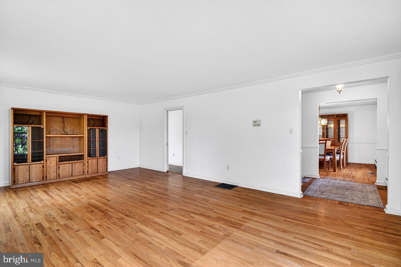 118 Bull Run Road Ewing, NJ 08638 - Photo 18 of 43 Spacious living area with natural light.