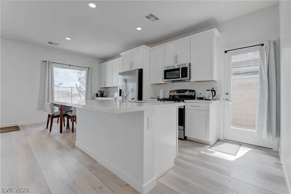 $3,000 | 904 Kings Clf Lane, Las Vegas, NV 89138