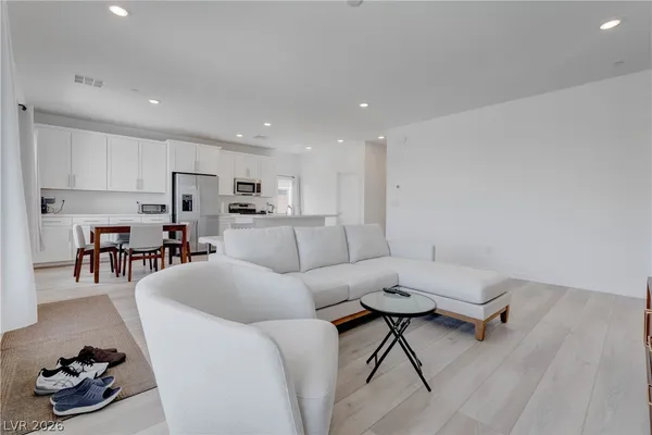 $3,000 | 904 Kings Clf Lane, Las Vegas, NV 89138