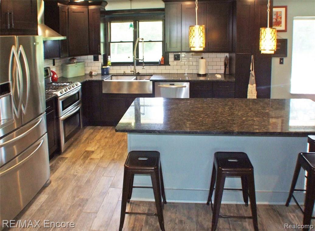 7414 Perry Lake Road Clarkston, MI 48348 - Photo 4 of 27 Heated ceramic tiled floor and granite counters
