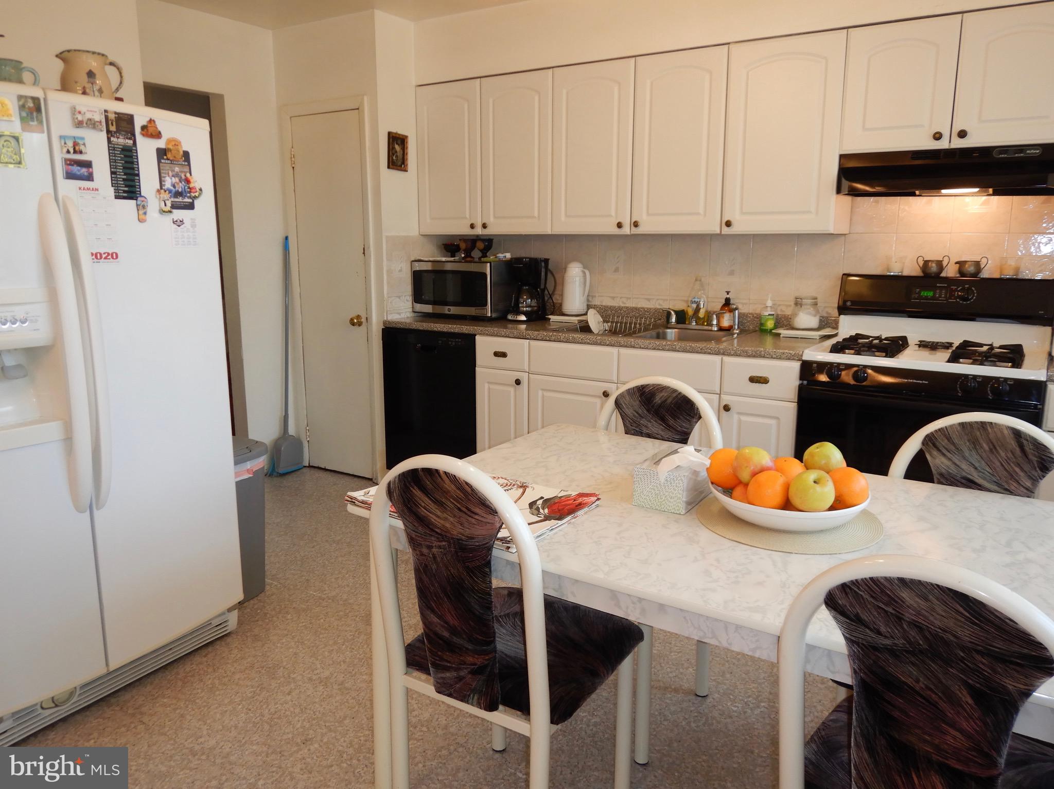 10 Lansdowne Road Burlington, NJ 08016 - Photo 8 of 30 Plenty of Room for a Table in the Eat-In Kitchen