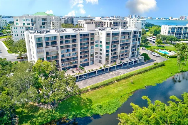 $389,000 | 220 Belleview Boulevard, Unit 802, Belleair, FL 33756