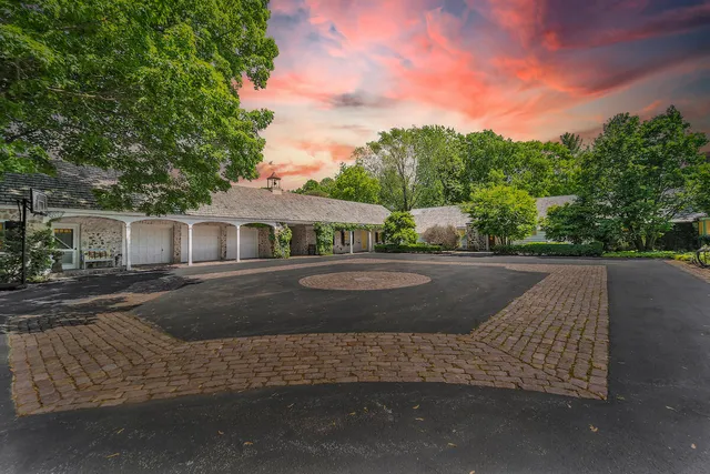 $1,550,000 | 625 East Juniper Lane, Mequon, WI 53092