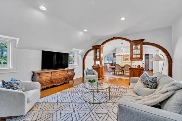 $1,550,000 | 625 East Juniper Lane, Mequon, WI 53092