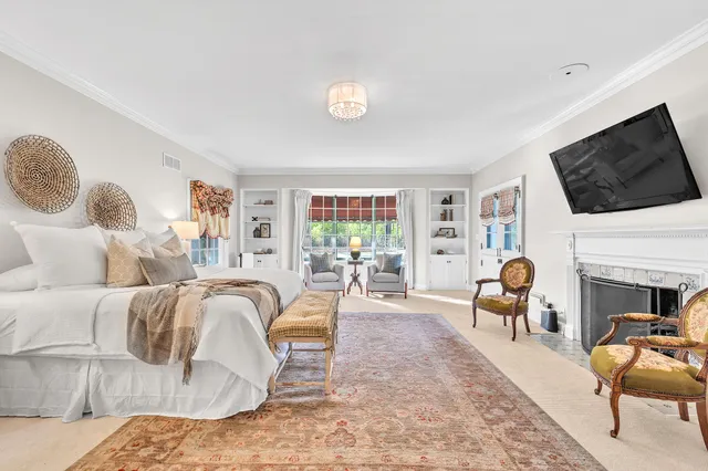 $1,550,000 | 625 East Juniper Lane, Mequon, WI 53092